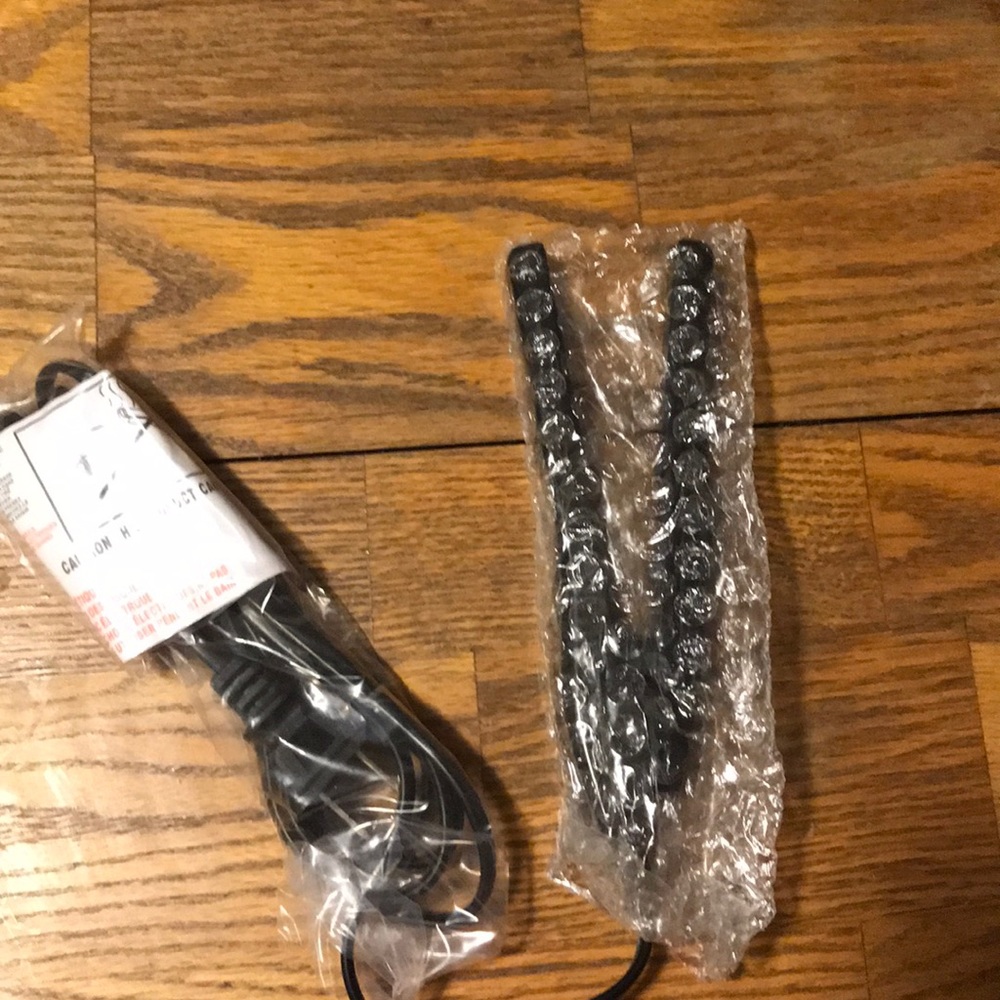 Mini travel hair straightener by Victoria’s Secret - Picture 3 of 8